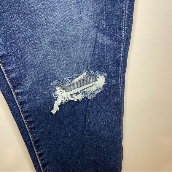 LEVIโS 711 Skinny Mid-Rise Medium Wash Jeans - Picture 8 of 11